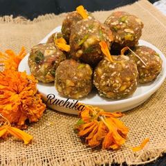 A picture of Dates and dry fruits ladoo.