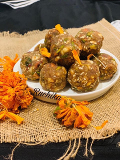 A picture of Dates and dry fruits ladoo.