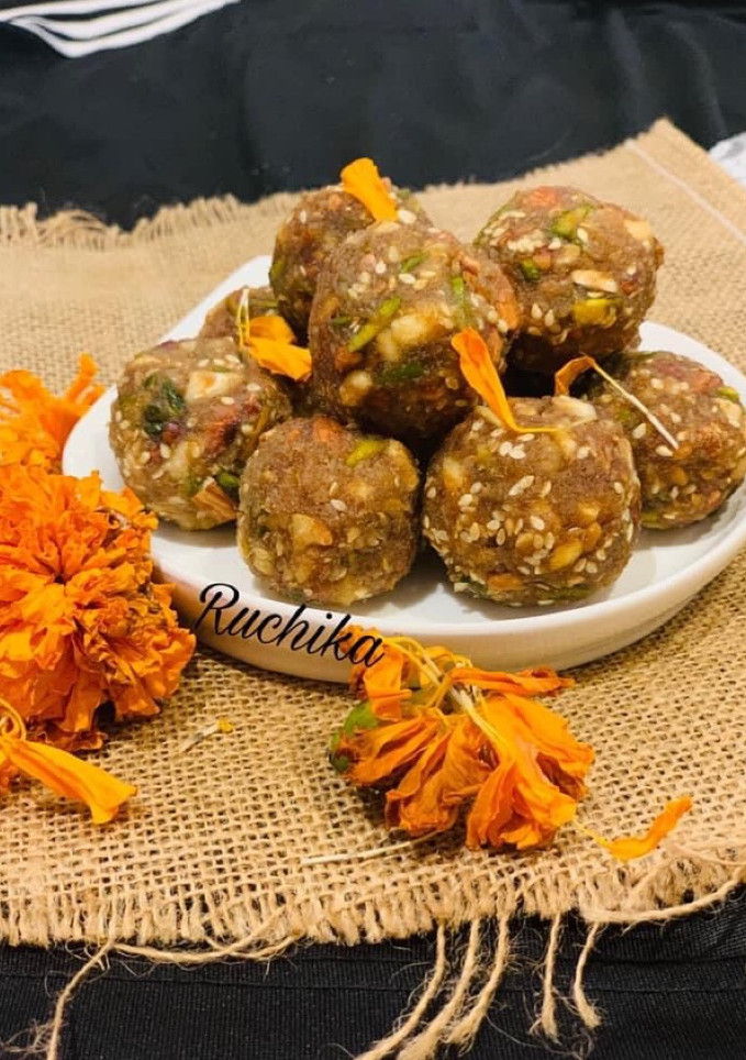 A picture of Dates and dry fruits ladoo.