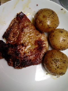 Una foto de Chuleta de cerdo en vino blanco al limón y papas salteadas a la mantequilla con albahaca