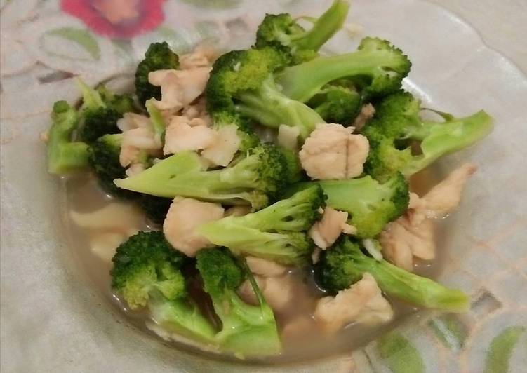 Resep Brokoli cah ayam versi Hongkong (Sailanfa jau kaiyuk) yang praktis