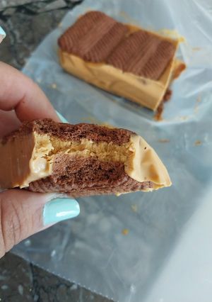 Una foto de Postre frío estilo chocotorta sin tacc
