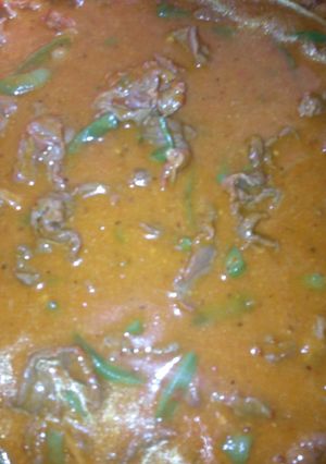 Una foto de Cecina con chile guajillo y nopales a la Mario, s