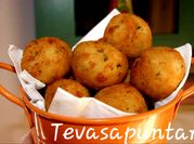 Una foto de croquetas de cebolla caramelizada