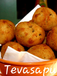 Una foto de Croquetas de queso de cabra y cebolla caramelizada