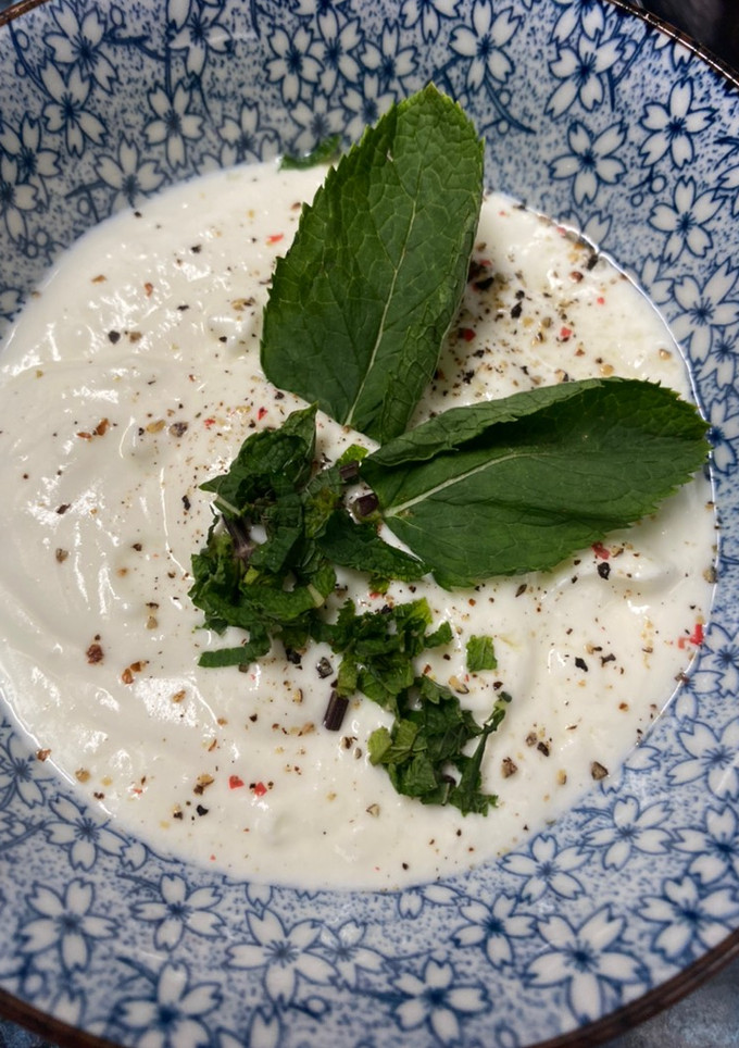 Una foto de Salsa de queso feta y hierbabuena