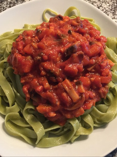 Una foto de Tagliatelle de espinacas con verduras y pavo