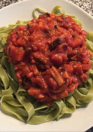 Una foto de Tagliatelle de espinacas con verduras y pavo