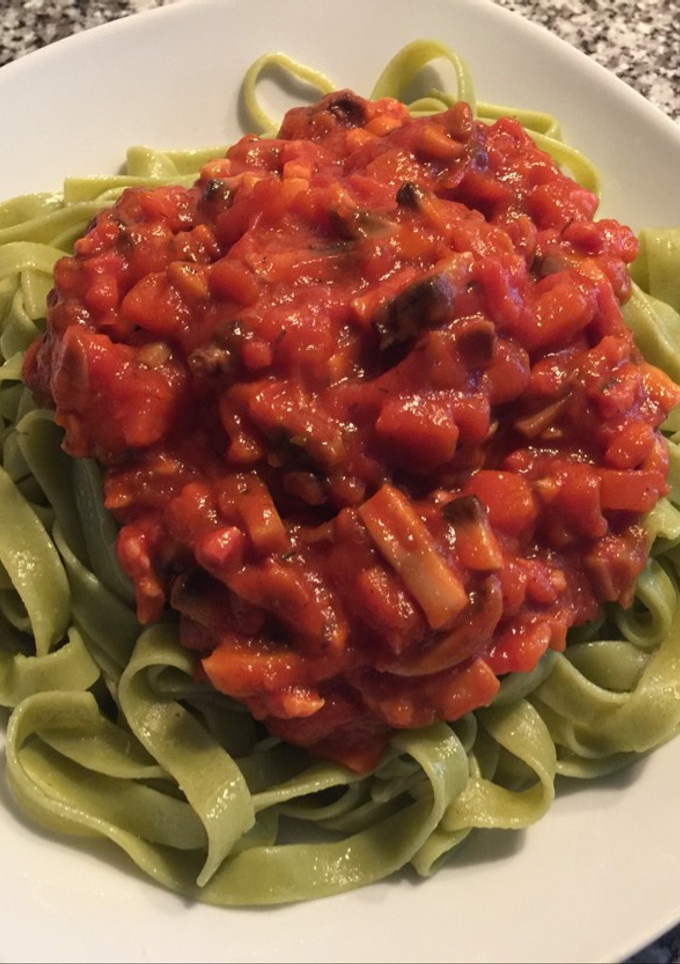 Una foto de Tagliatelle de espinacas con verduras y pavo