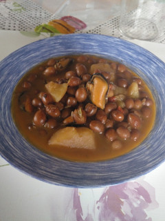 Una foto de Fabes canela con mejillones y patatas