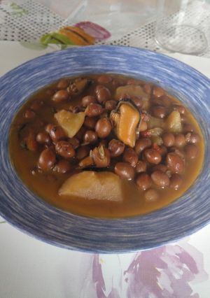 Una foto de Fabes canela con mejillones y patatas