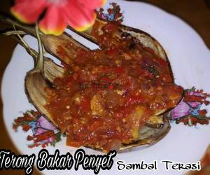 Resep mudah Terong Bakar Penyet Sambal Terasi Gurih Mantul