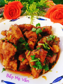 Hình của món Sườn non kho mặn ngọt.