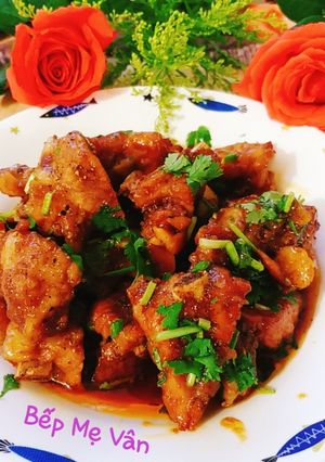 Hình của món Sườn non kho mặn ngọt.
