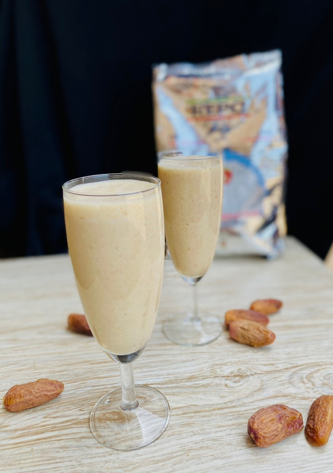 A picture of Banana and dates milkshake.