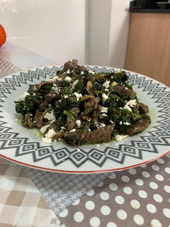 Una foto de Ternera con espinacas y champiñones