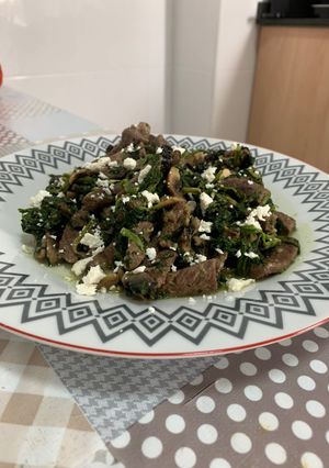 Una foto de Ternera con espinacas y champiñones