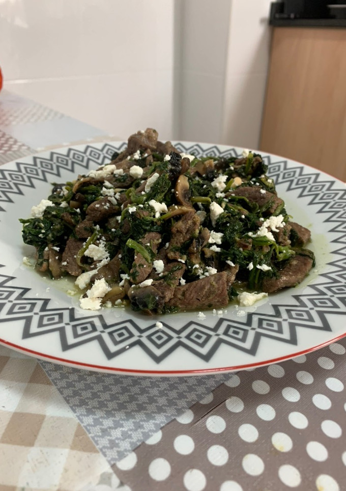 Una foto de Ternera con espinacas y champiñones