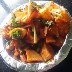 A picture of Dilli Ki Aloo Chat.