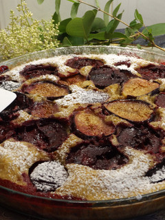 Una foto de Pastel de ciruelas rojas y brevas