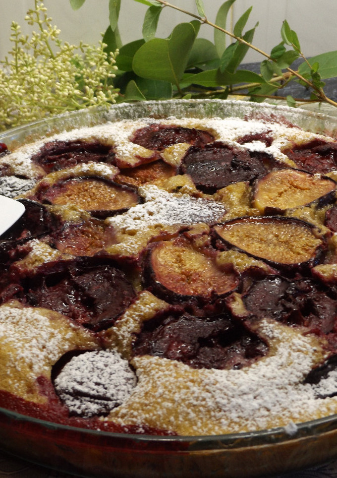 Una foto de Pastel de ciruelas rojas y brevas