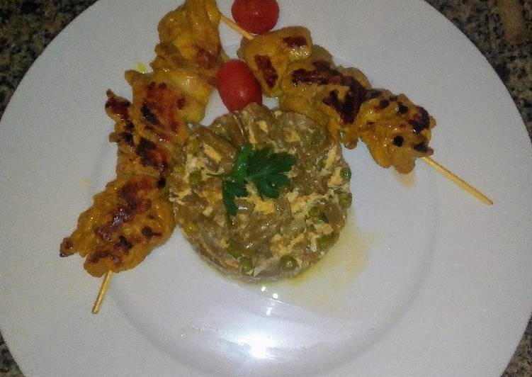 Revuelto de judías con guisantes y pinchitos de pollo