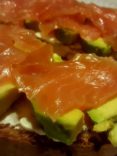 Una foto de Rebanada de Pan Gallego Casero con Queso Crema, Aguacate y Salmón