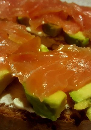 Foto principal de Rebanada de Pan Gallego Casero con Queso Crema, Aguacate y Salmón