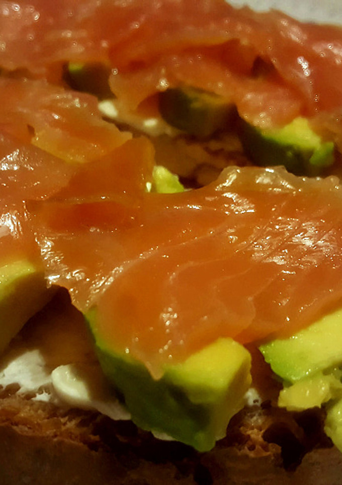 Una foto de Rebanada de Pan Gallego Casero con Queso Crema, Aguacate y Salmón