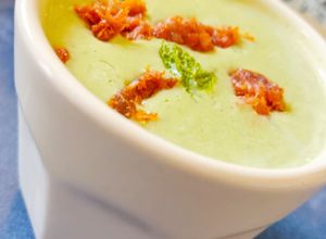 Une photo de Verrine froide petits pois, menthe et chorizo