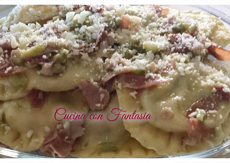 Ravioli ai carciofi, pecorino e speck