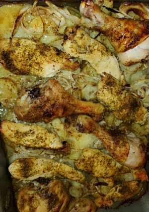 Una foto de Pollo al horno con patatas 🥔🥔🥔 🤤