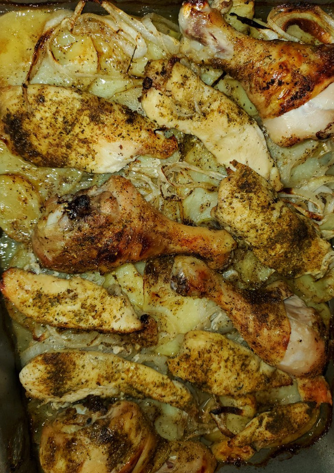 Una foto de Pollo al horno con patatas 🥔🥔🥔 🤤