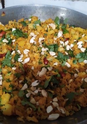કાજુ પૌવા બટાકા (Kaju Pauva Bataka Recipe In Gujarati) રેસીપી મુખ્ય ફોટો