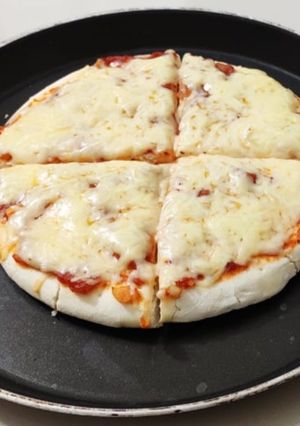 માર્ગેરિટા પીઝા (Margherita Pizza Recipe In Gujarati) રેસીપી મુખ્ય ફોટો