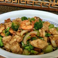 รูปของ Tumis Brokoli Udang w/ Shabu" Sauce