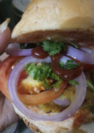 टिक्की बर्गर(tikki burger recipe in hindi) रेसिपी मुख्य फोटो