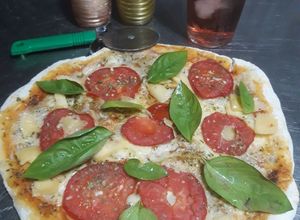 Una foto de Pizza napoletana, hecha con biga...!! 🇦🇷🇮🇹🍕🧀