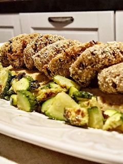 Foto di Polpette di merluzzo, olive e capperi con purè di ceci