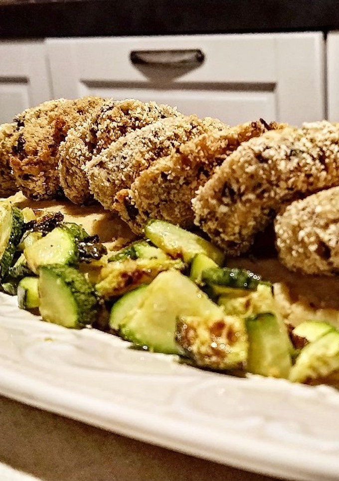Foto di Polpette di merluzzo, olive e capperi con purè di ceci
