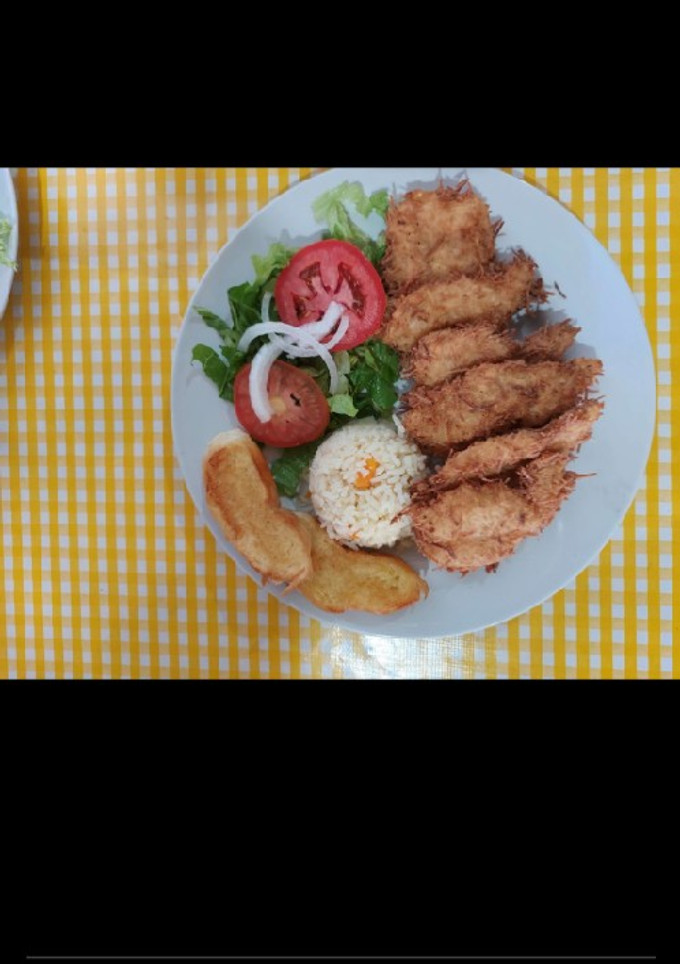 Una foto de Camarones al coco