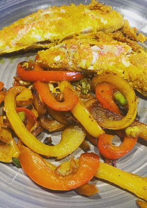 Une photo de Rouget Barbet frit sur sauté de poivrons 🫑