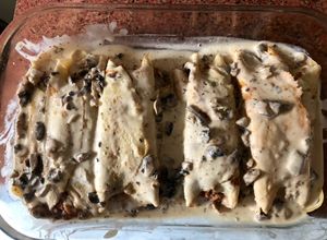 Una foto de Canelones con salsa blanca