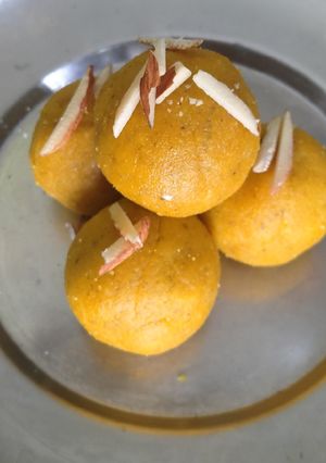बेसन लड्डू (Besan Laddu recipe in Hindi) रेसिपी मुख्य फोटो
