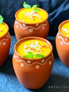 मैंगो लस्सी (Mango lassi recipe in Hindi) रेसिपी मुख्य फोटो