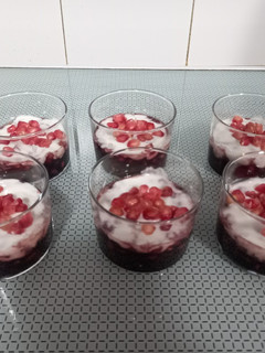 Una foto de 237. Granada con yoghourt y almíbar de vino