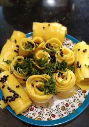 सुरळीच्या वड्या (SURLICHYA VADYA RECIPE IN MARATHI) रेसिपी चे मुख्य फोटो 