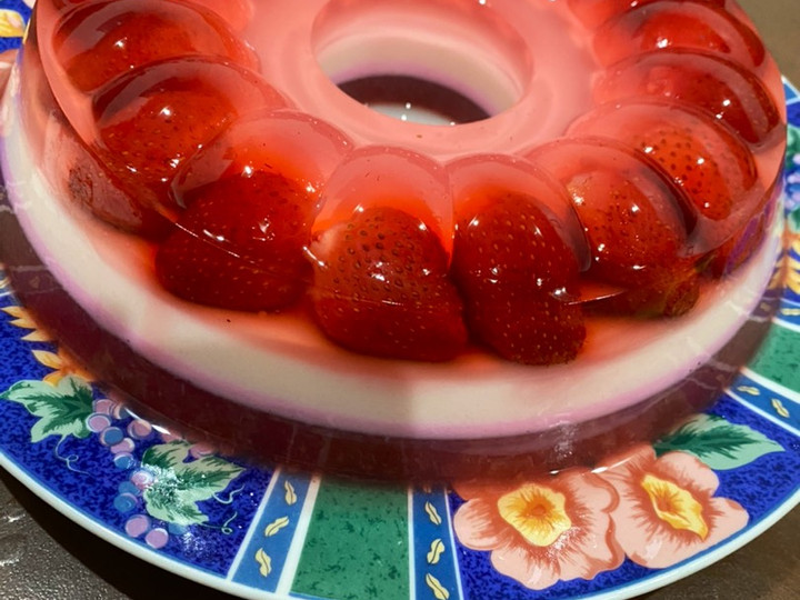 Langkah Mudah untuk Menyiapkan Puding lapis strawberry Bunda Pasti Bisa