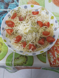 Una foto de Spaguetis con guacamole y tomate cherry