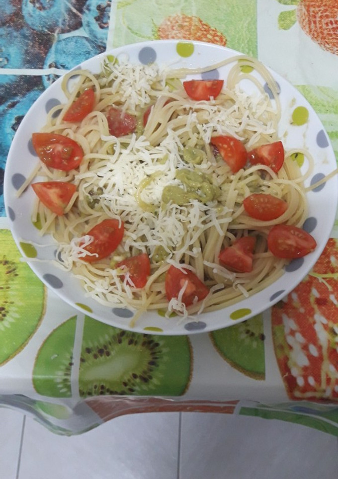 Una foto de Spaguetis con guacamole y tomate cherry